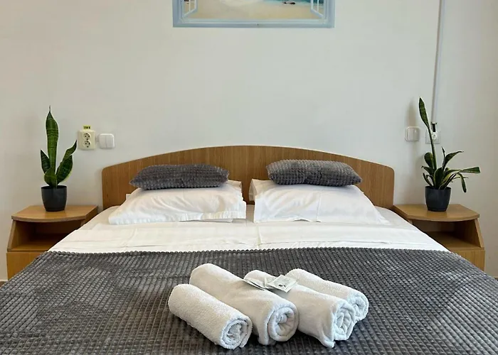 Tiara * 科斯蒂内什蒂